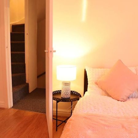 Cozy Family Stay With Free Parking And Wifi Leeds  Eksteriør billede