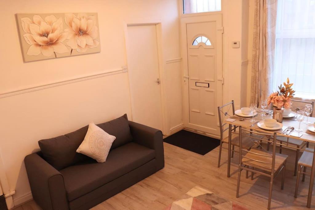 Cozy Family Stay With Free Parking And Wifi Leeds  Eksteriør billede