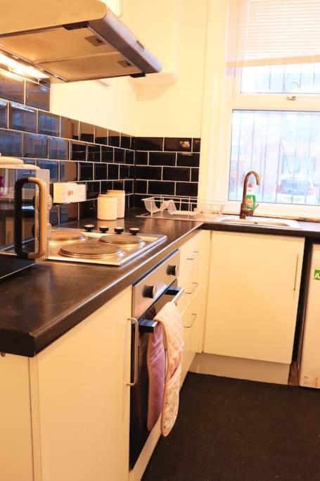 Cozy Family Stay With Free Parking And Wifi Leeds  Eksteriør billede