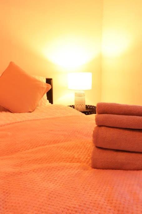 Cozy Family Stay With Free Parking And Wifi Leeds  Eksteriør billede