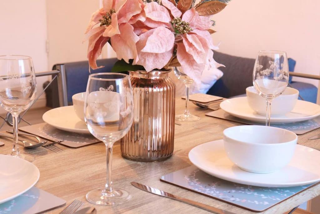 Cozy Family Stay With Free Parking And Wifi Leeds  Eksteriør billede
