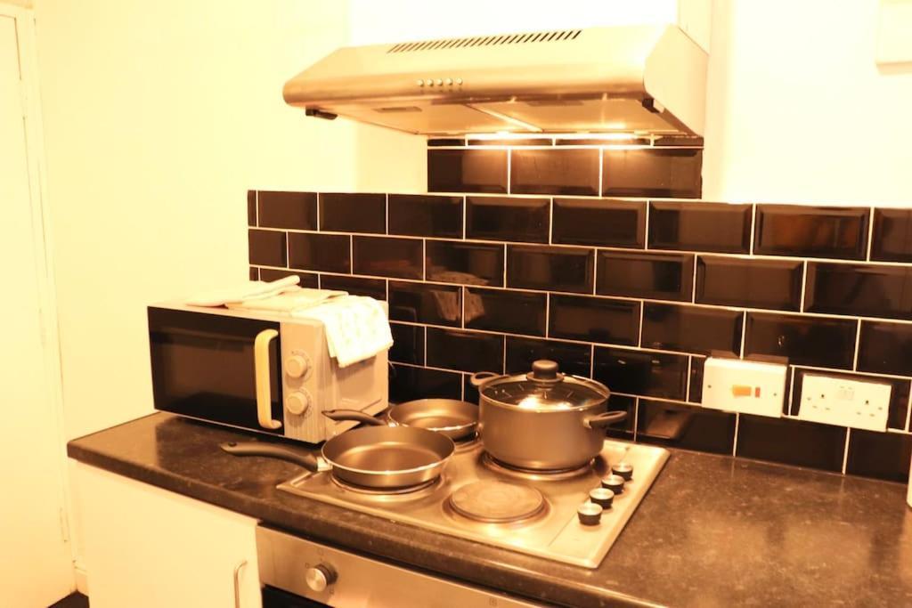 Cozy Family Stay With Free Parking And Wifi Leeds  Eksteriør billede