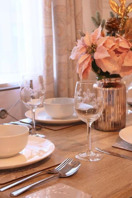 Cozy Family Stay With Free Parking And Wifi Leeds  Eksteriør billede