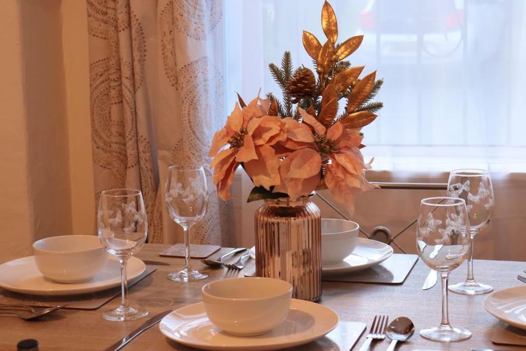 Cozy Family Stay With Free Parking And Wifi Leeds  Eksteriør billede