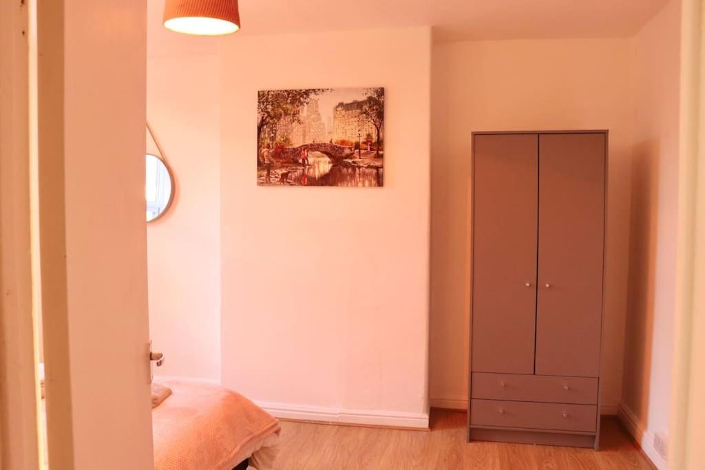 Cozy Family Stay With Free Parking And Wifi Leeds  Eksteriør billede