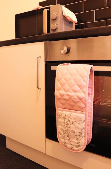 Cozy Family Stay With Free Parking And Wifi Leeds  Eksteriør billede