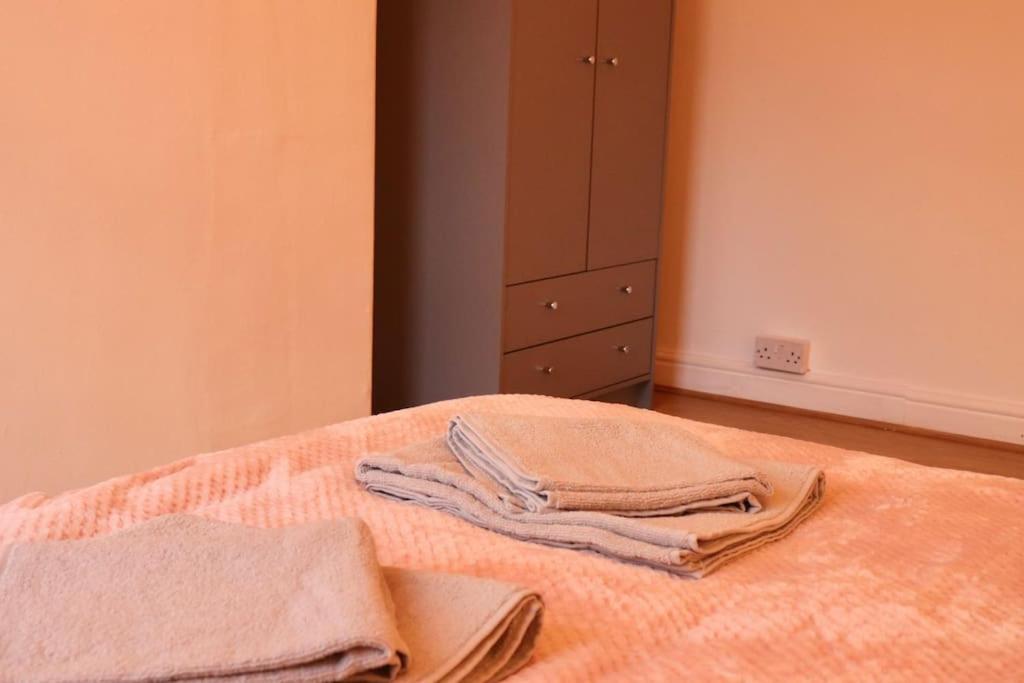 Cozy Family Stay With Free Parking And Wifi Leeds  Eksteriør billede