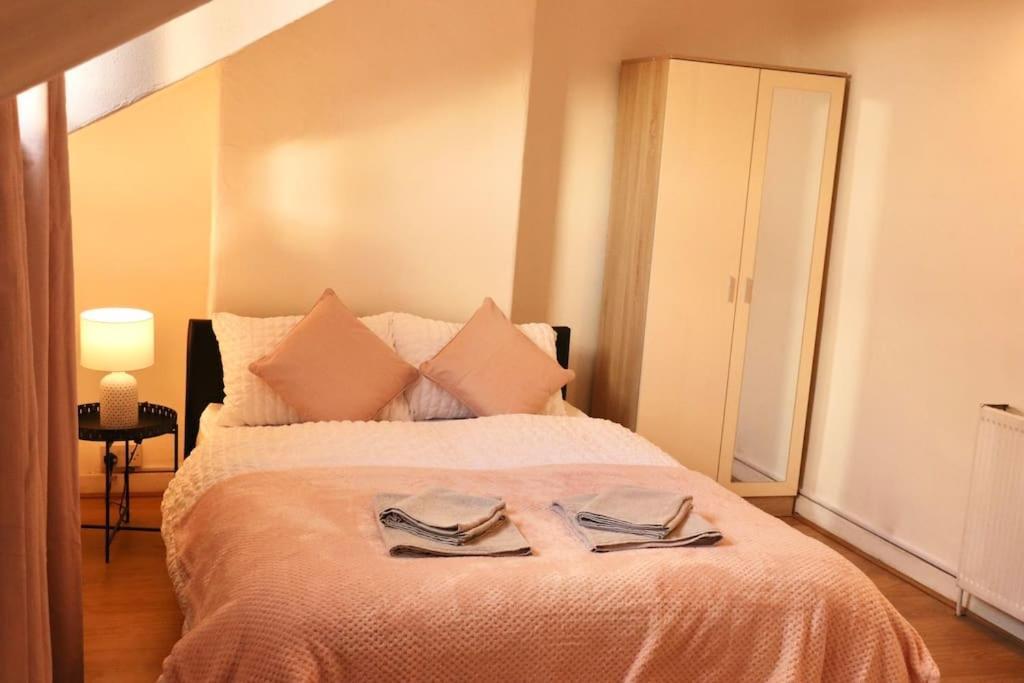 Cozy Family Stay With Free Parking And Wifi Leeds  Eksteriør billede