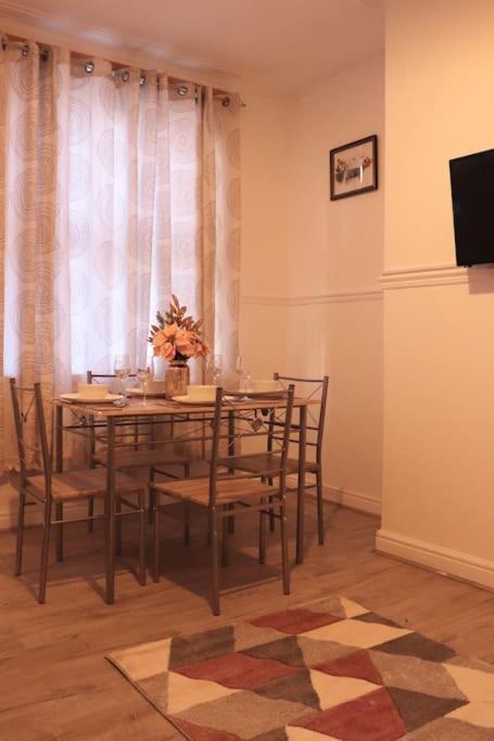 Cozy Family Stay With Free Parking And Wifi Leeds  Eksteriør billede