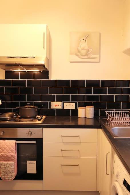 Cozy Family Stay With Free Parking And Wifi Leeds  Eksteriør billede