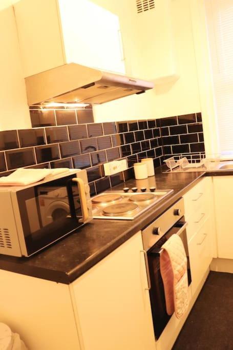 Cozy Family Stay With Free Parking And Wifi Leeds  Eksteriør billede