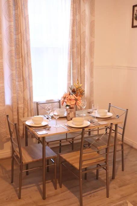 Cozy Family Stay With Free Parking And Wifi Leeds  Eksteriør billede