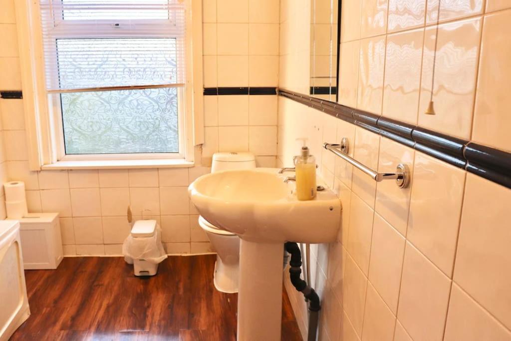 Cozy Family Stay With Free Parking And Wifi Leeds  Eksteriør billede