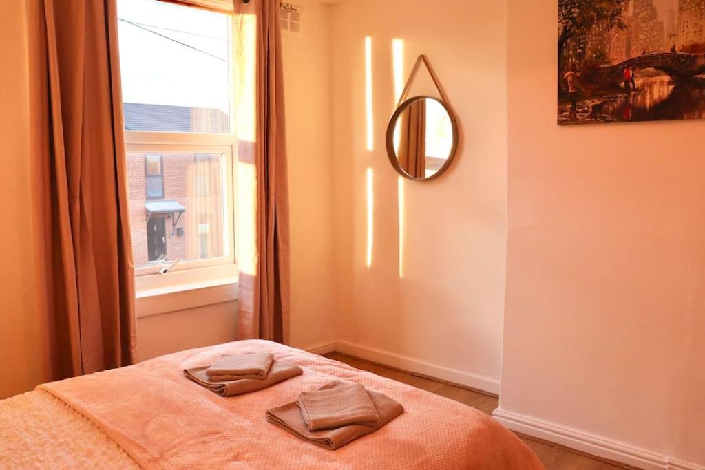 Cozy Family Stay With Free Parking And Wifi Leeds  Eksteriør billede