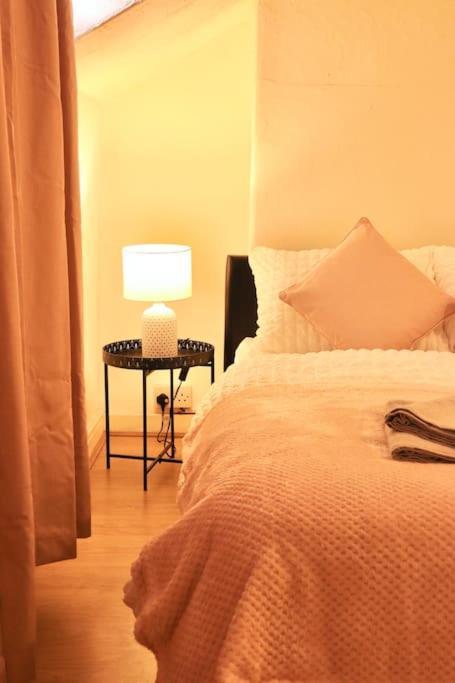 Cozy Family Stay With Free Parking And Wifi Leeds  Eksteriør billede