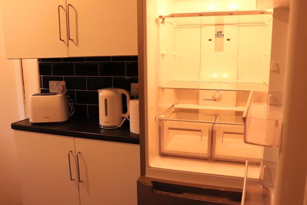 Cozy Family Stay With Free Parking And Wifi Leeds  Eksteriør billede