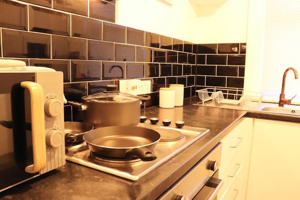 Cozy Family Stay With Free Parking And Wifi Leeds  Eksteriør billede