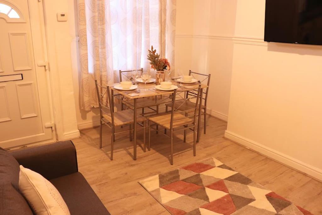 Cozy Family Stay With Free Parking And Wifi Leeds  Eksteriør billede