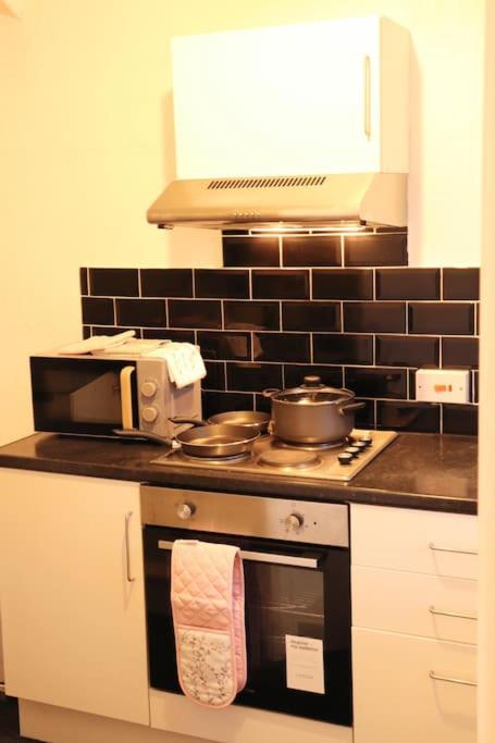 Cozy Family Stay With Free Parking And Wifi Leeds  Eksteriør billede