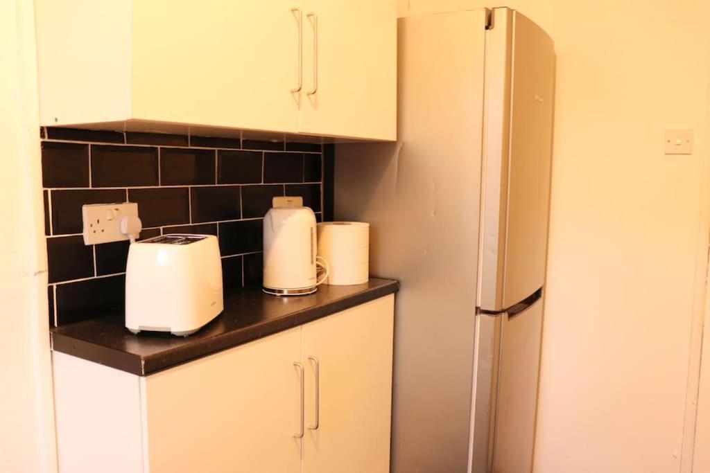 Cozy Family Stay With Free Parking And Wifi Leeds  Eksteriør billede