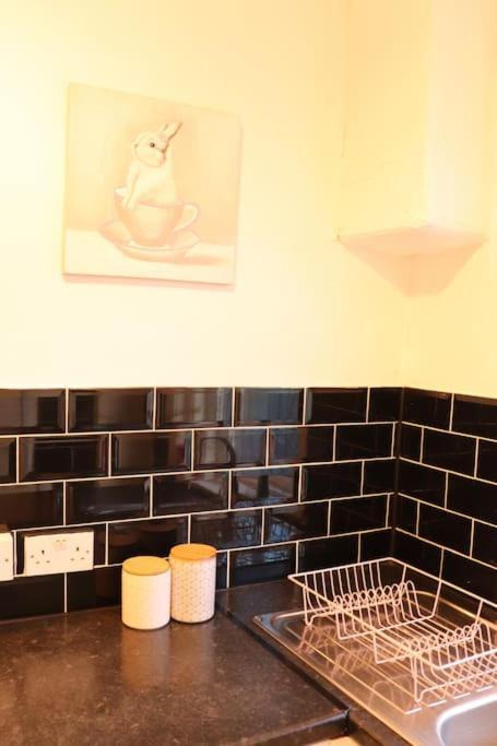 Cozy Family Stay With Free Parking And Wifi Leeds  Eksteriør billede