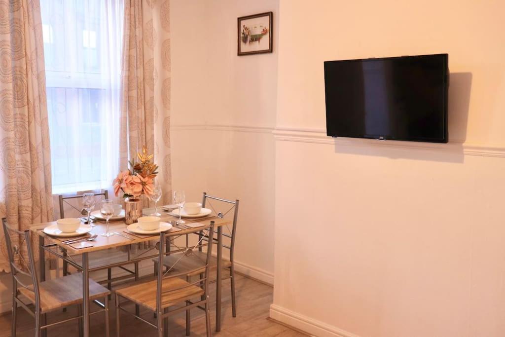Cozy Family Stay With Free Parking And Wifi Leeds  Eksteriør billede