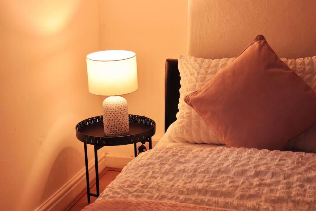 Cozy Family Stay With Free Parking And Wifi Leeds  Eksteriør billede